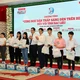 Trưởng ban Tuyên giáo Tỉnh ủy Bạc Liêu Tạ Trung Dũng cùng Phó Tổng Biên tập báo Pháp Luật TP.HCM Nguyễn Thái Bình trao tặng quà và học bổng cho các em học sinh.