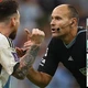 Messi xin lỗi trọng tài và loạt phim về cuộc phiêu lưu ở Mỹ