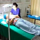 Nữ lao công đang thực hiện căng da mặt cho khách tại cơ sở Viện thẩm mỹ Kangzin Đà Nẵng. Ảnh: MT.