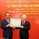 Nguyên Tổng Bí thư Nông Đức Mạnh nhận huy hiệu 60 năm tuổi Đảng