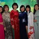 Đại sứ Việt Nam tại Hungary Nguyễn Thị Bích Thảo (áo dài xanh giữa) chụp hình cùng các đại biểu.