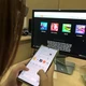 Đánh bài online có thể "mê hoặc" bất kỳ ai. Ảnh: Nguyễn Chính