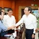 Bí thư Thành ủy TP.HCM Nguyễn Văn Nên trao đổi với các đại biểu dự hội nghị. Ảnh: THUẬN VĂN
