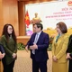 Thủ tướng Phạm Minh Chính trao đổi với các đại biểu dự hội nghị. Ảnh: VGP