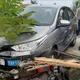 Ô tô tập lái tông người đàn ông ngồi ven đường