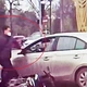 Vụ lấy mũ bảo hiểm đập vỡ kính ô tô sau va chạm: Người lái xe máy có thể đối mặt mức phạt ra sao?