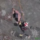 VIDEO: Hồi hộp cảnh cứu người leo núi bị kẹt trên vách đá 