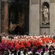 ẢNH: Dòng người đổ về Vatican trong ngày đầu diễn ra Mật nghị Hồng y