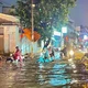 Cơn mưa đầu mùa kéo dài, nhiều đoạn đường ở TP Thủ Đức thành 'biển nước'