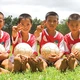 Đôi chân trần ra sân bóng