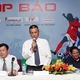 Nhà báo Đỗ Minh Hùng (đứng) tại giải Fair Play lần I-2012.