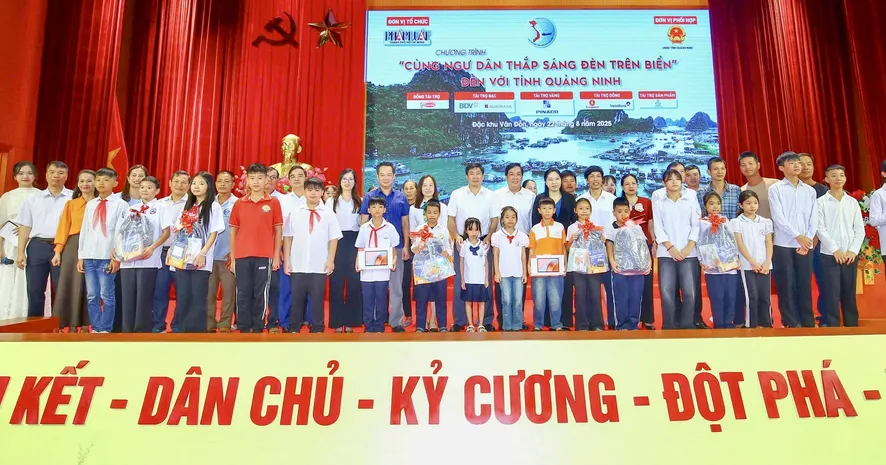 'Cùng ngư dân thắp sáng đèn trên biển' tiếp sức để bà con Quảng Ninh yên tâm vươn khơi, bám biển