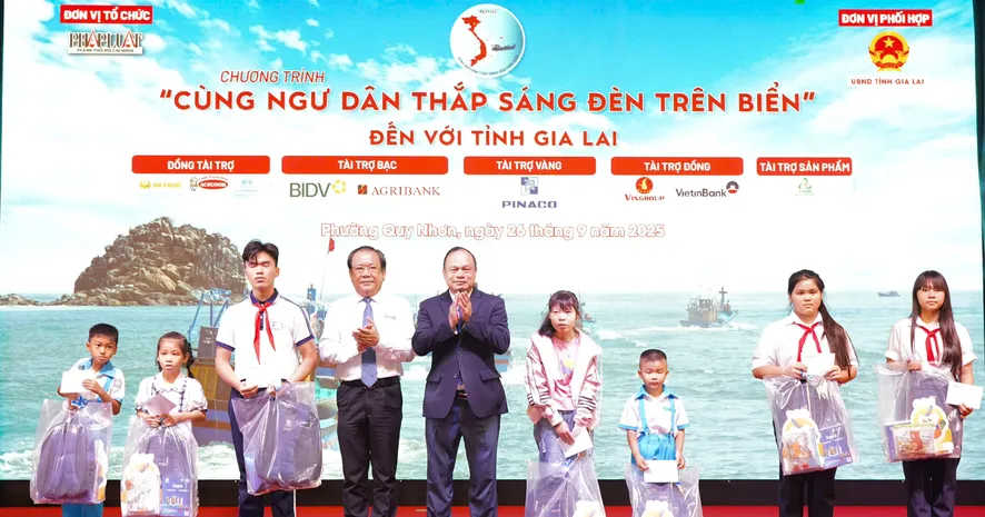 'Cùng ngư dân thắp sáng đèn trên biển': Chung tay xây dựng cộng đồng ngư dân văn minh