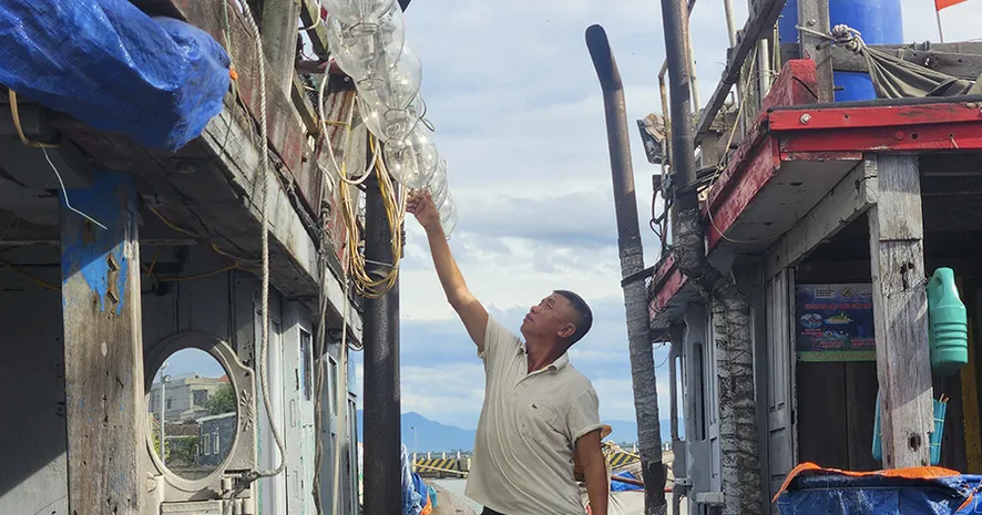 Ngư dân Huế quyết bám biển làm giàu