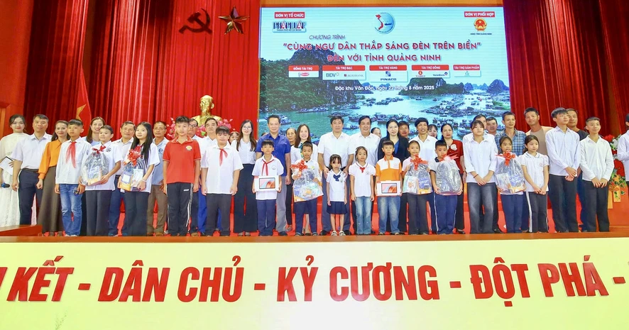 'Cùng ngư dân thắp sáng đèn trên biển' tiếp sức để bà con Quảng Ninh yên tâm vươn khơi, bám biển