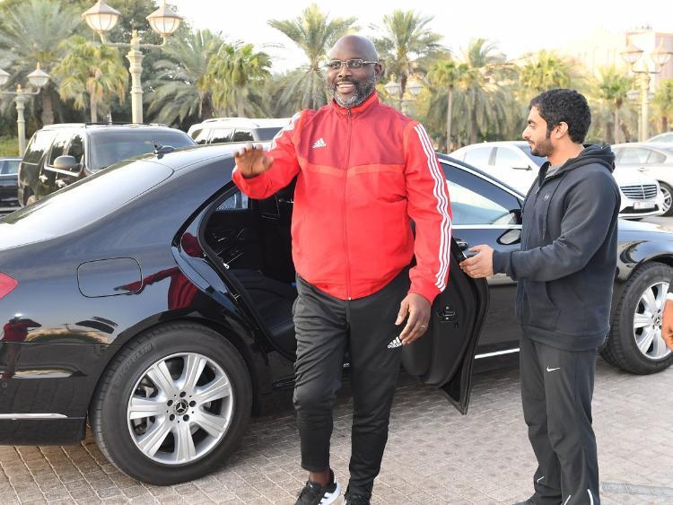 Tổng thống Weah đến thăm UAE rồi làm... HLV bóng đá