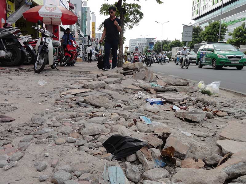 Vỉa hè bị bong tróc
