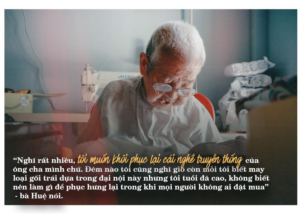 Cụ bà gần 100 năm lưu giữ nghề may gối cung đình Huế - Ảnh 4