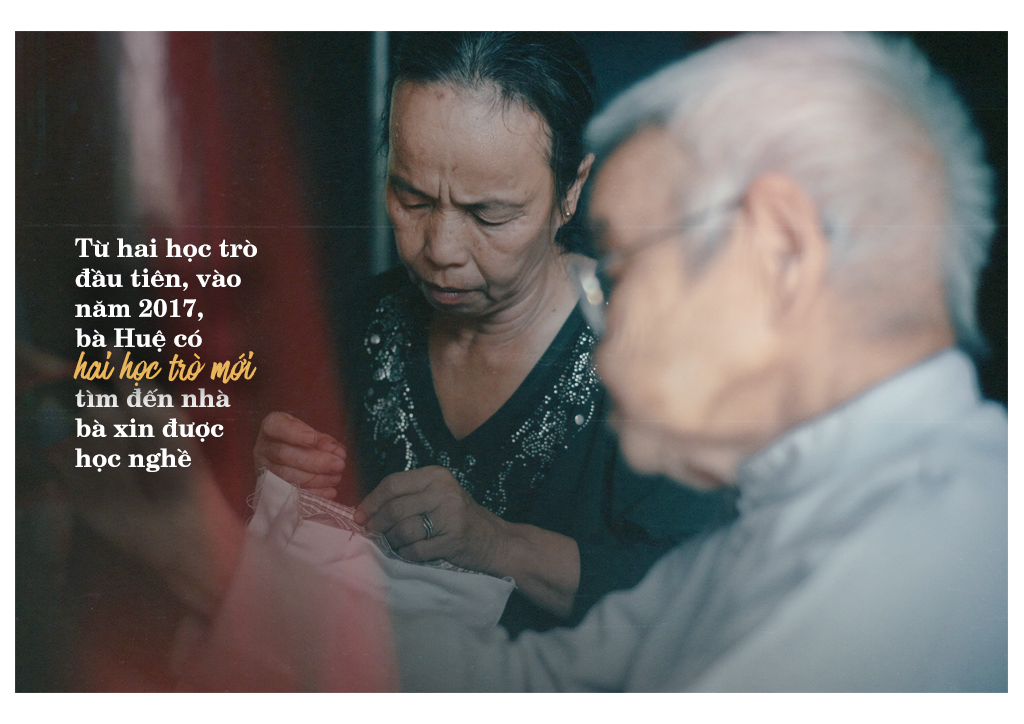 Cụ bà gần 100 năm lưu giữ nghề may gối cung đình Huế - Ảnh 8