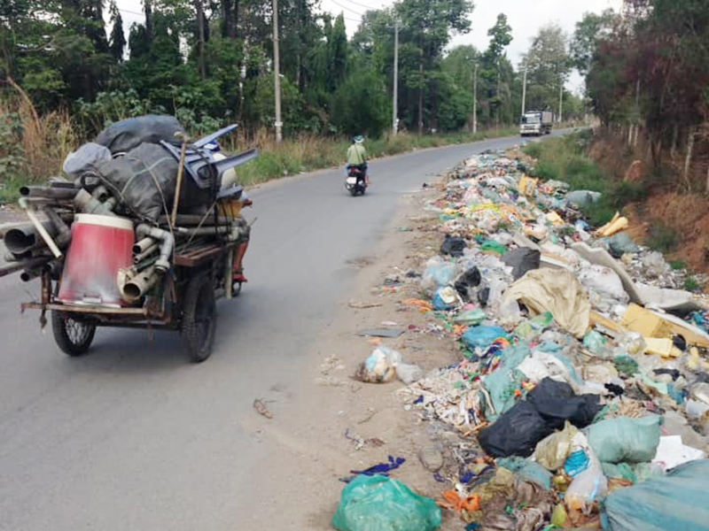 Bãi rác dài hơn 100 m trên đường