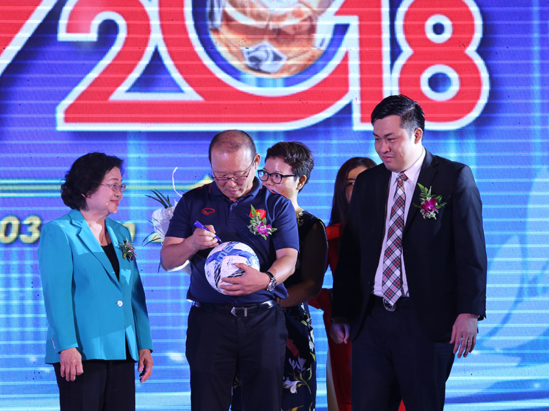 ‘Mong sân cỏ ngày càng có nhiều hành động đẹp’