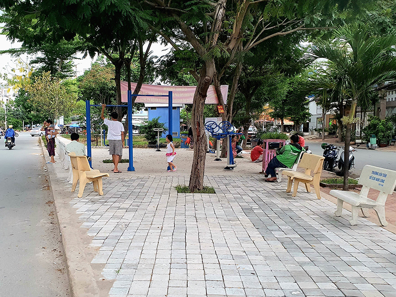 Người dân tự bỏ tiền mua thuyền vớt rác trên rạch