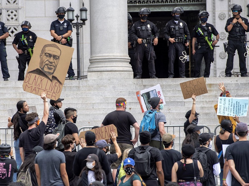 Người biểu tình phản đối cái chết của ông George Floyd tập trung tại Tòa thị chính TP Los Angeles, bang California (Mỹ) ngày 1-6. Ảnh: CNN/ZUMA PRESS