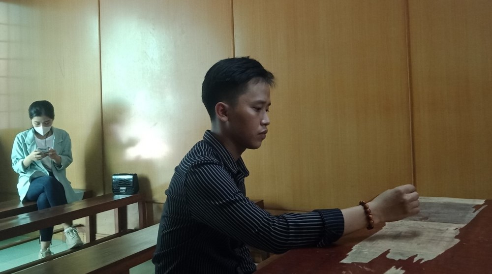 Qua phòng bạn gái chơi, tranh thủ thó đồ hàng xóm