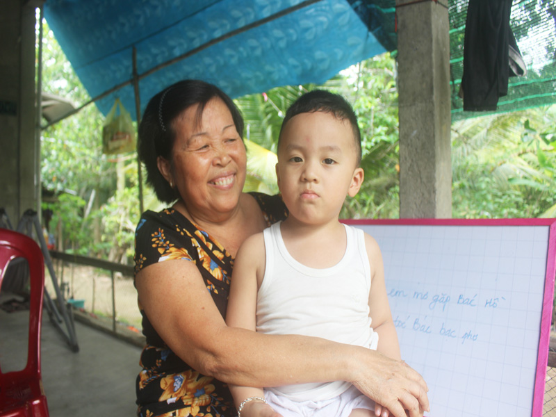 Bé trai 2,5 tuổi đã biết đọc tiếng Việt và tiếng Anh | Xã hội | PLO