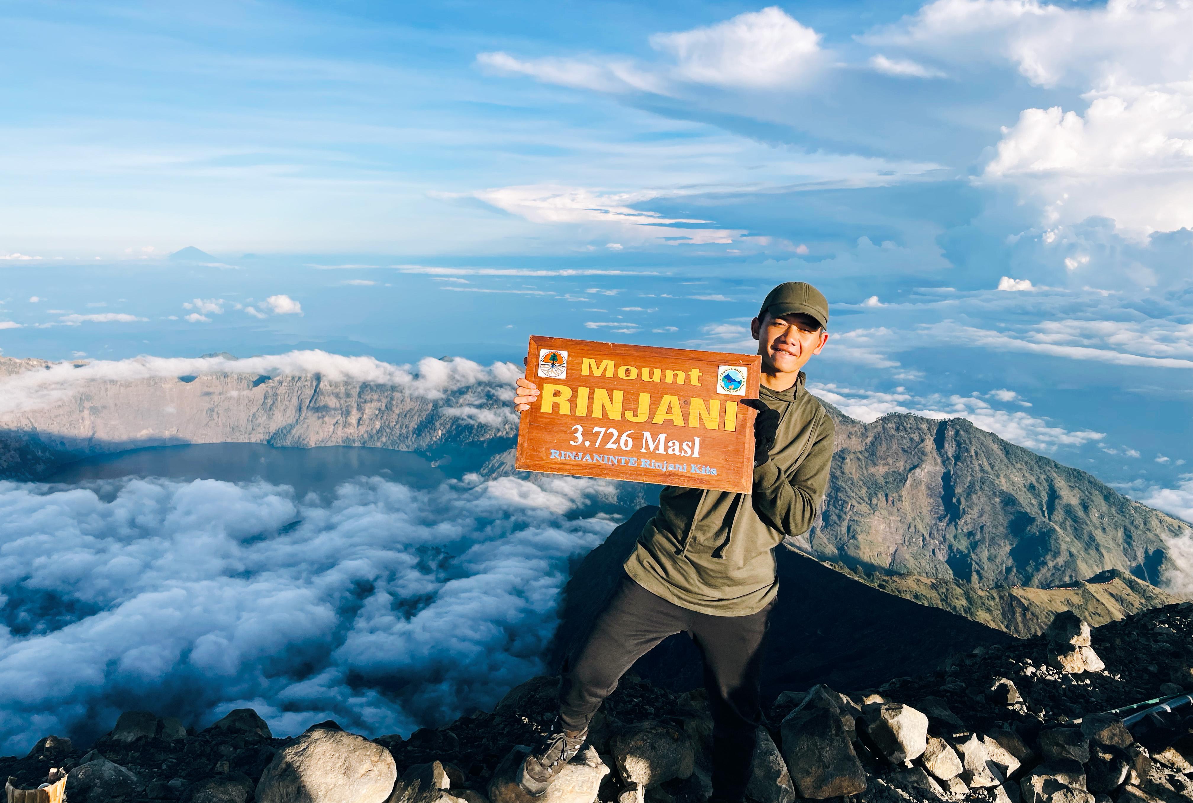 Hành trình chinh phục núi lửa Rinjani Indonesia của chàng trai người Việt 