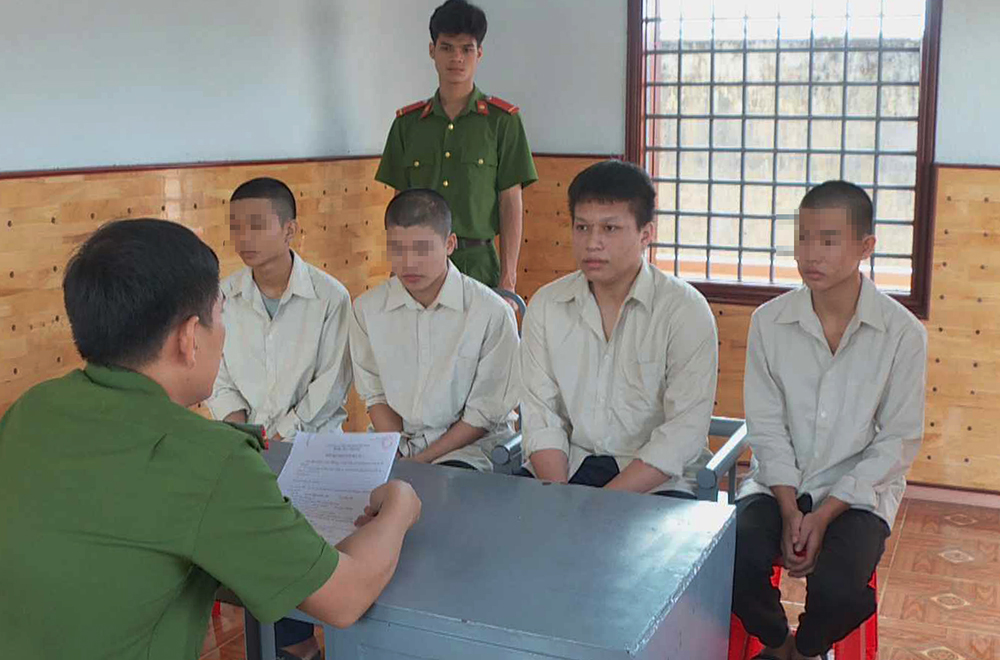 Nhóm thanh thiếu niên tại công an hon-chien-trong-dem-nam-thanh-nien-bi-danh-dap-nao.jpg