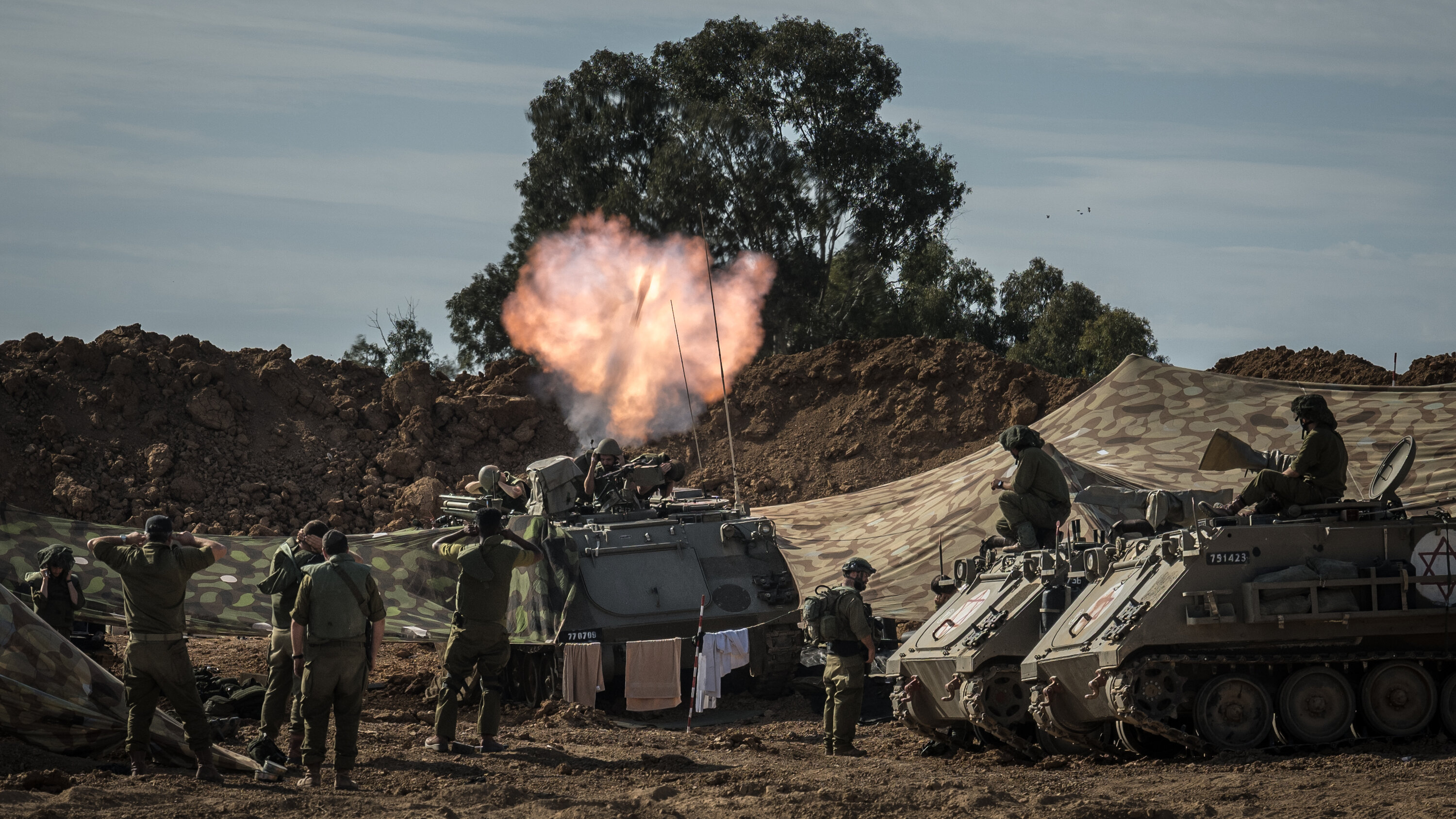 Pháo binh Israel nã pháo về phía Dải Gaza từ khu vực Be’eri phía đông biên giới ngày 17-10. Ảnh: THE NEW YORK TIMES ảnh 1 ảnh p16 20-10 .jpg