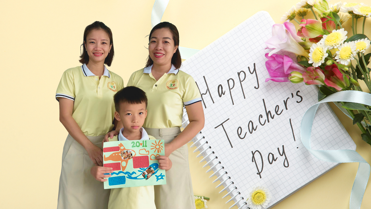 Cô giáo cười hạnh phúc khi đón nhận món quà tặng thầy cô là tấm thiệp do học trò mình tự tay làm. Ảnh: Nguyễn Chính qua tang thay co