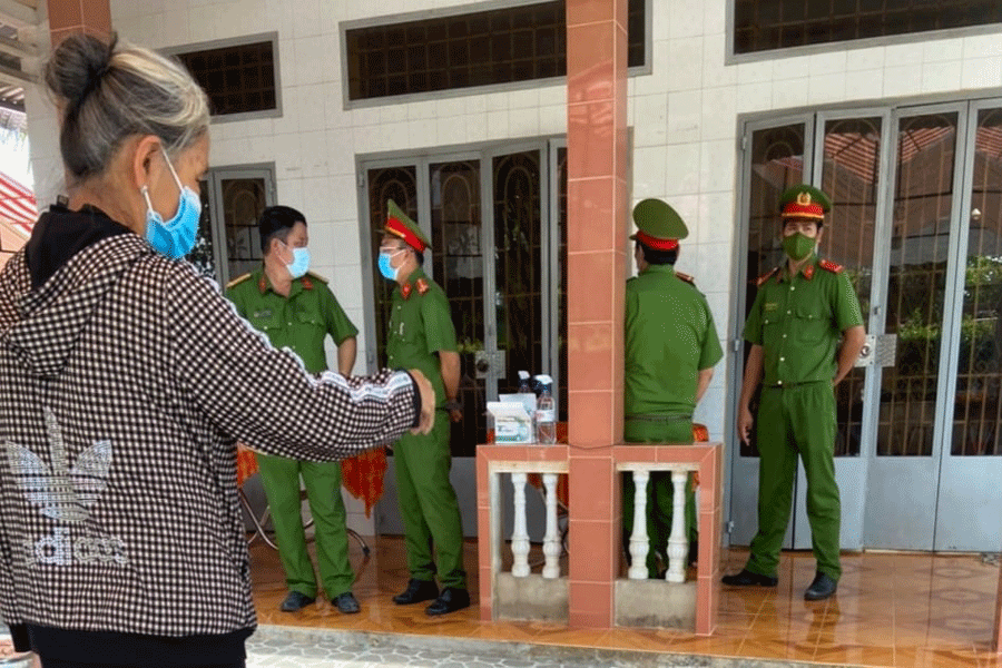 Cảnh sát đang dầm mưa tìm kiếm thanh niên nghi mất tích trên sông Lam ảnh 2 Đội trưởng CSGT ở Long An hy sinh lúc đang làm nhiệm vụ