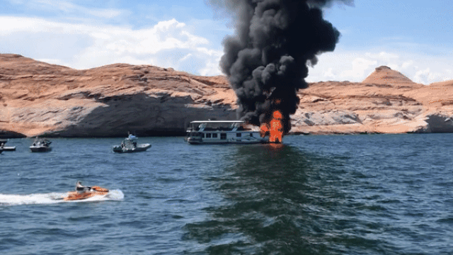 VIDEO: Nhà nổi cháy dữ dội, 29 người nhảy xuống nước thoát thân