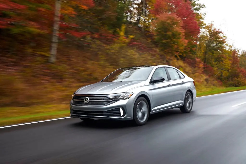 Volkswagen Jetta 2023 có giá 500 triệu đồng. Ảnh: Motorbiscuit. ảnh 1 5 -mau -xe- re-nhat-mang-den-kha-nang-van-hanh-tot-nhat-Volkswagen Jetta 2023.jpg