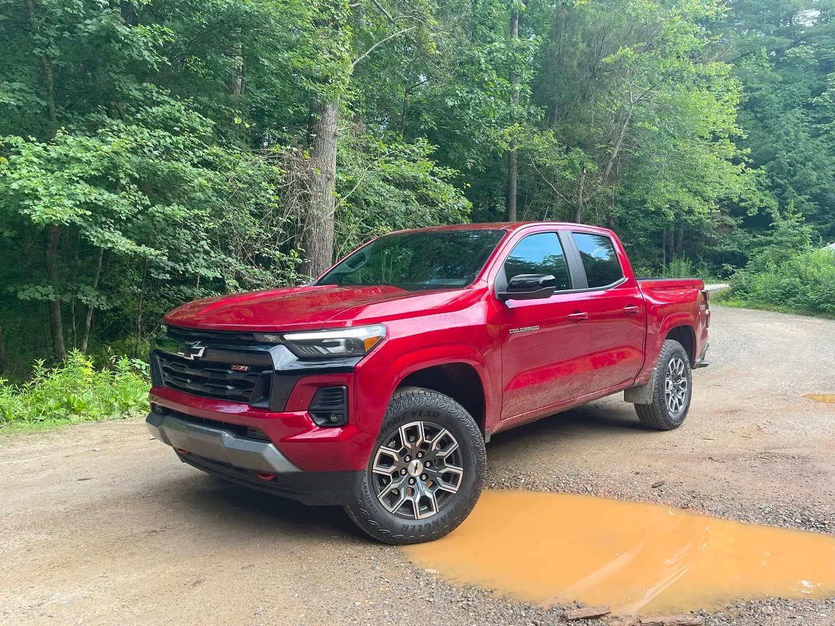 Mau-xe-ban-tai-tiet-kiem-nhien-lieu-nhat-nam-2023-chevy colorado.jpg