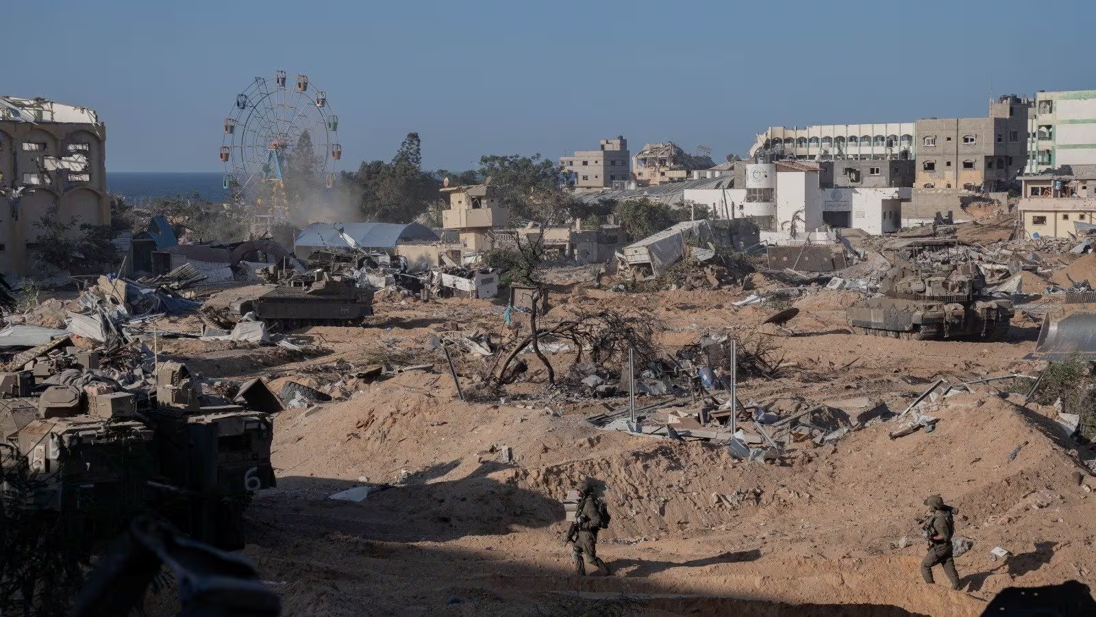 Đống đổ nát ở Dải Gaza hôm 7-11. Ảnh: REUTERS dải gâz.png