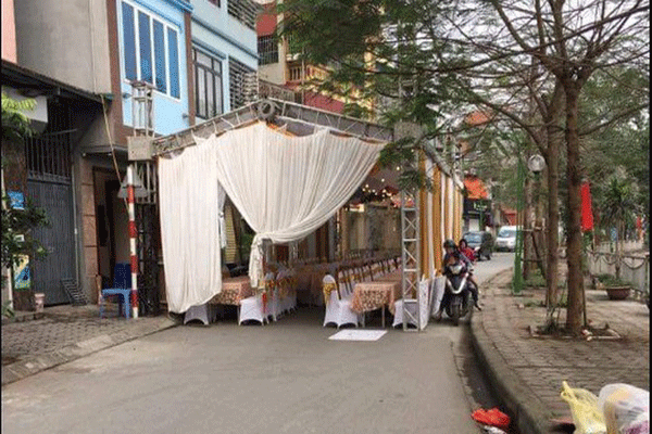 Dựng rạp dưới lòng đường: Xử phạt cũng không ăn thua ảnh 1 Không cấp phép sử dụng lòng đường để liên hoan, tiệc tùng