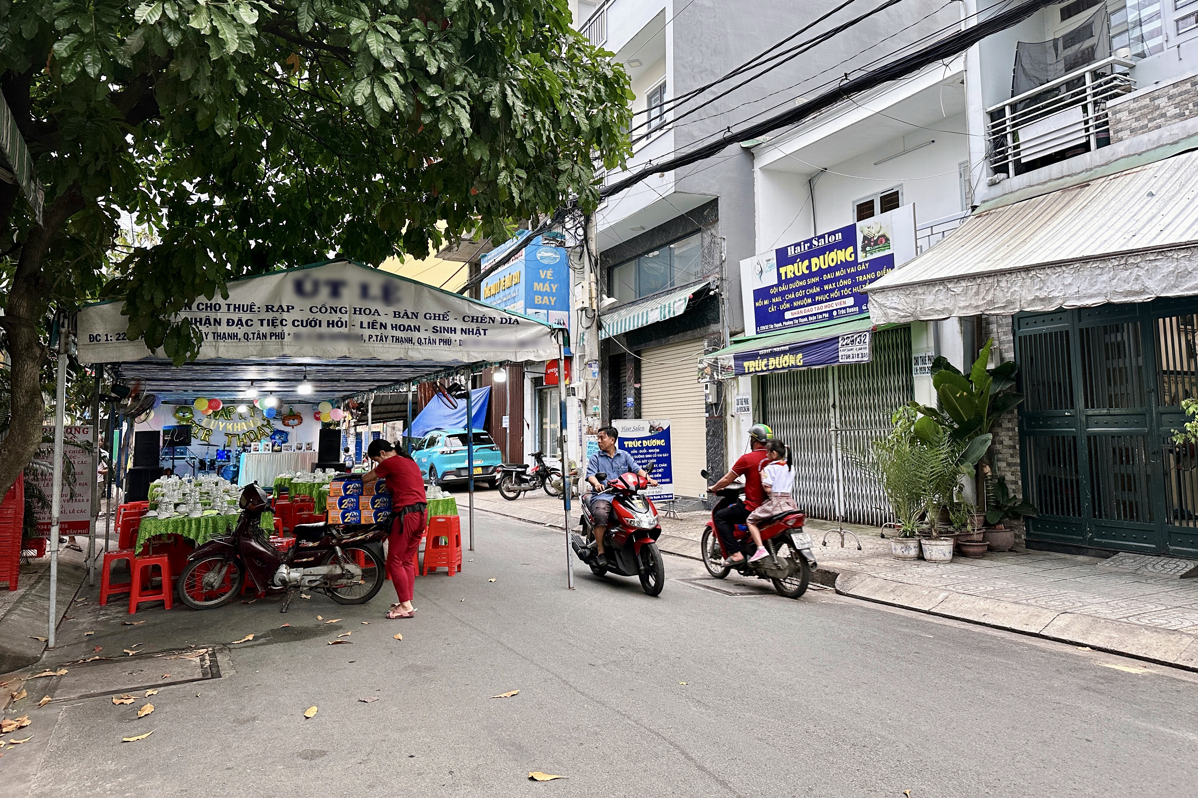 Rạp sinh nhật được dựng dưới lòng đường vào ngày 1-11, chỉ đủ cho hai xe máy đi qua. Ảnh: NVCC 1EDA8DD3-E1BF-4476-9949-D6ABE024B43C.jpeg