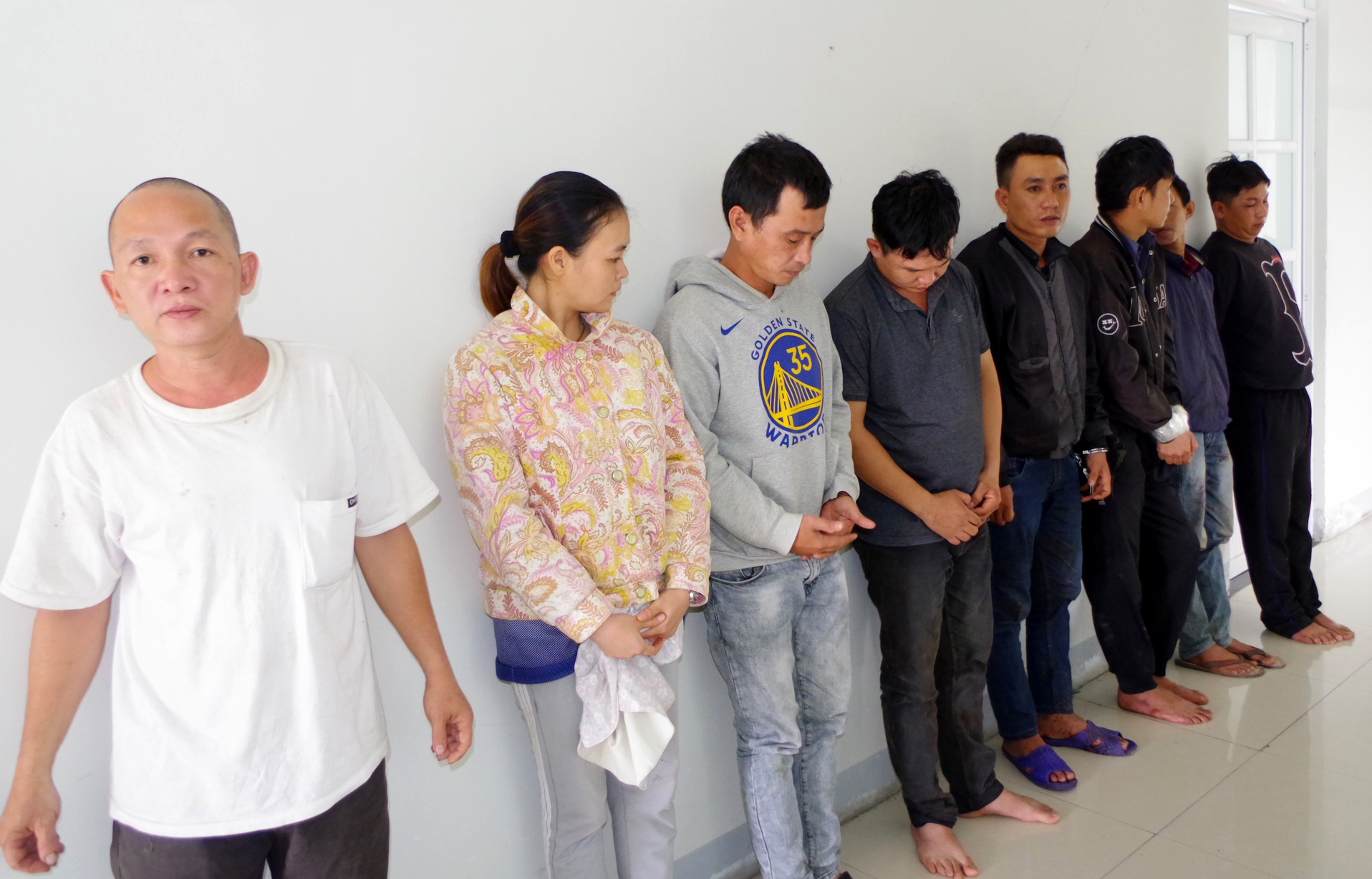 Lê Đức Tiến (áo trắng) và nhóm bắt trộm chó. Ảnh: C.A công an huyện ninh hải 1.jpg