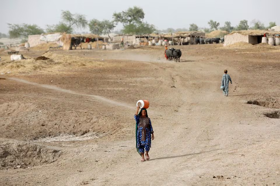 Nắng nóng khiến nhiều khu vực tại Pakistan bị thiếu nước trầm trọng trong tháng 5-2023. Ảnh: REUTERS Ảnh chân trang P16, đăng ngày 9-11.jpg
