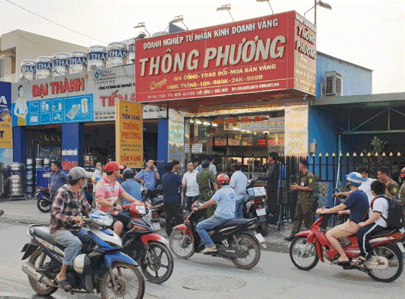 Trộm dỡ mái tôn, hốt sạch tiệm vàng ở Hóc Môn ảnh 2 Nổ súng cướp tiệm vàng ở Hóc Môn, TP.HCM