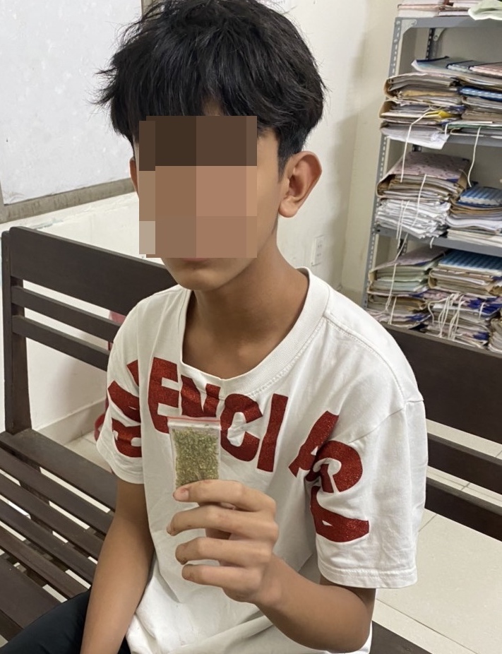 Thanh thiếu niên còn mang theo cả ma tuý dạng cần sa. Ảnh: DH. 911 xu ly kiem tra can sa.jpg