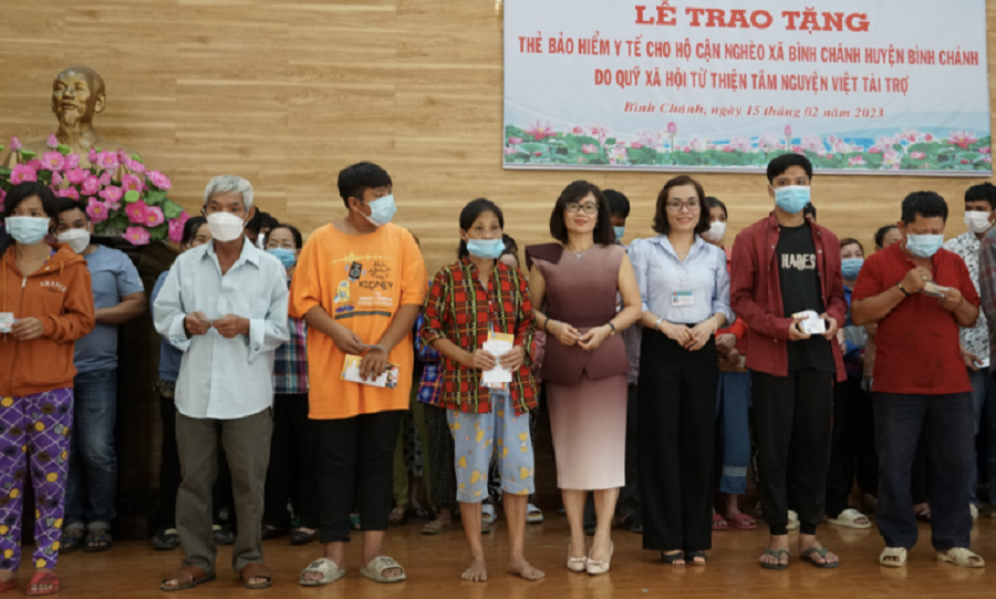 Người dân khó khăn trên địa bàn TP.HCM được tặng thẻ BHYT. Ảnh: CTV trao the BHYT- cho nguoi-ngheo.png