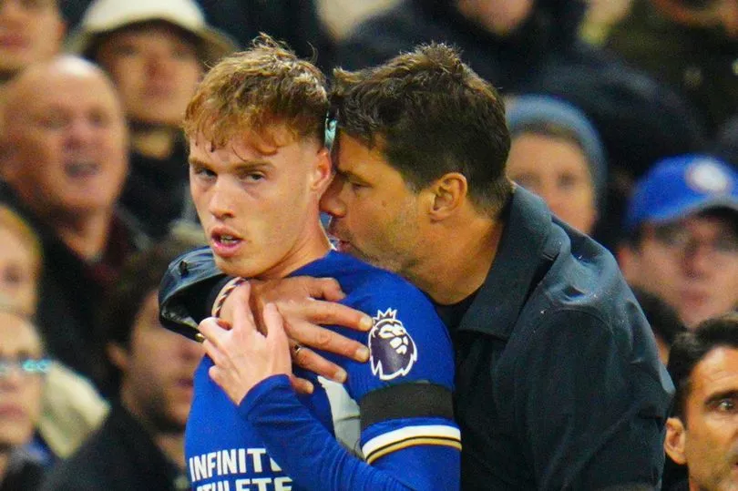 Cole Palmer đã xin lỗi Mauricio Pochettino và hi vọng ông thầy không "để bụng". ẢNH: GETTY ảnh 3 pochettino-palmer-chelsea.jpg