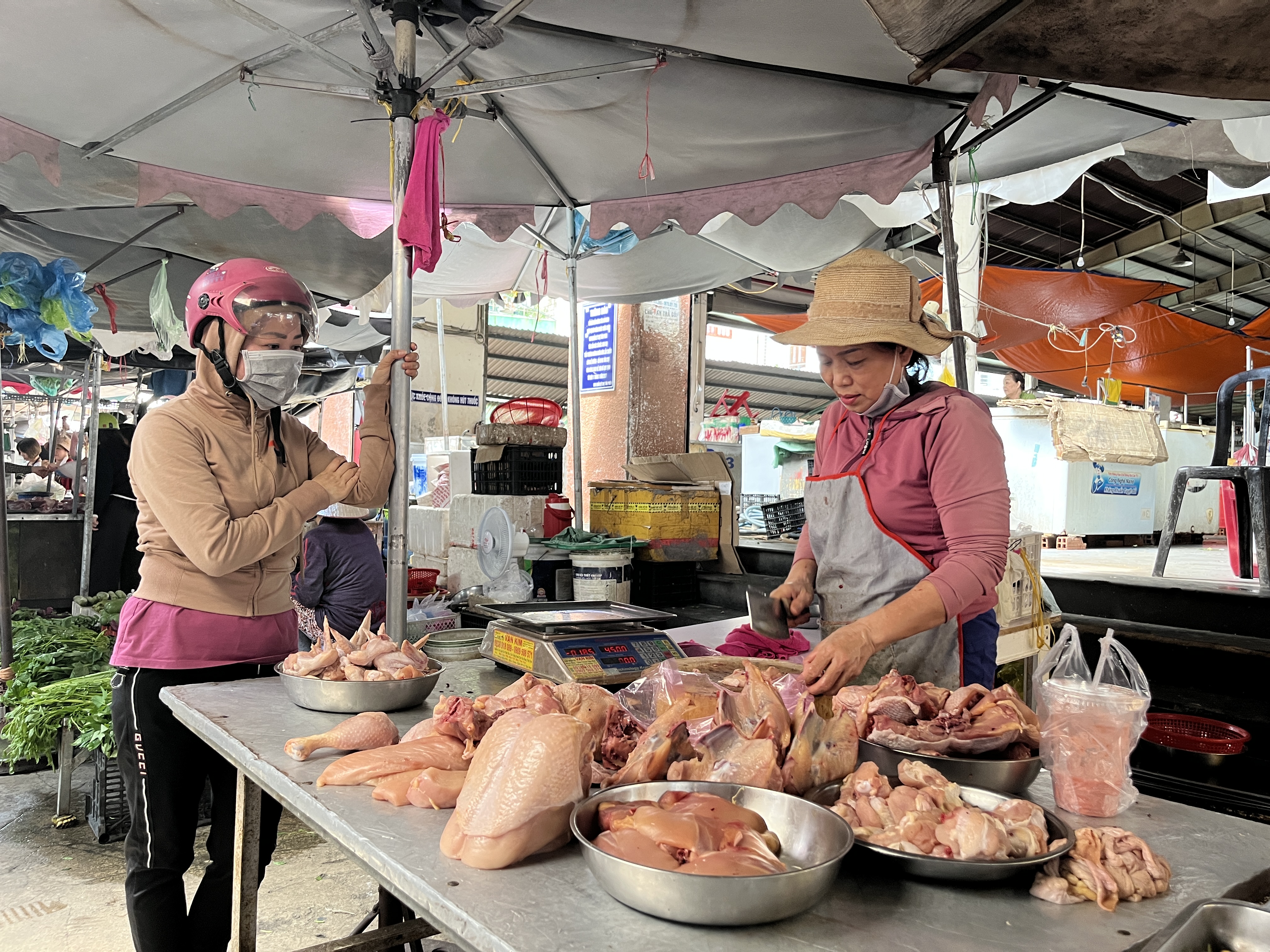 Chi phí chăn nuôi, vận chuyển tăng khiến nhiều người chăn nuôi giảm quy mô, nguồn cung giảm nên giá thịt gia cầm tăng. ẢNH: TÚ UYÊN ảnh 1 Nhiều mặt hàng thiết yếu như gạo, mì ăn liền, thịt heo, thịt gà... tăng giá