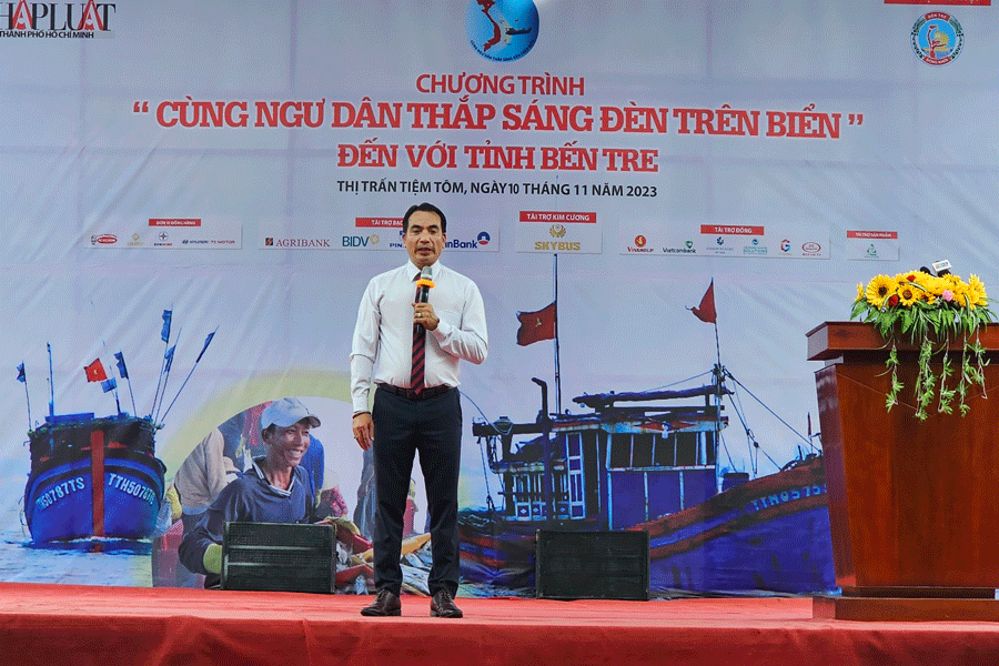 ThS Hoàng Việt trò chuyện cùng ngư dân tại Bến Tre VIET.gif