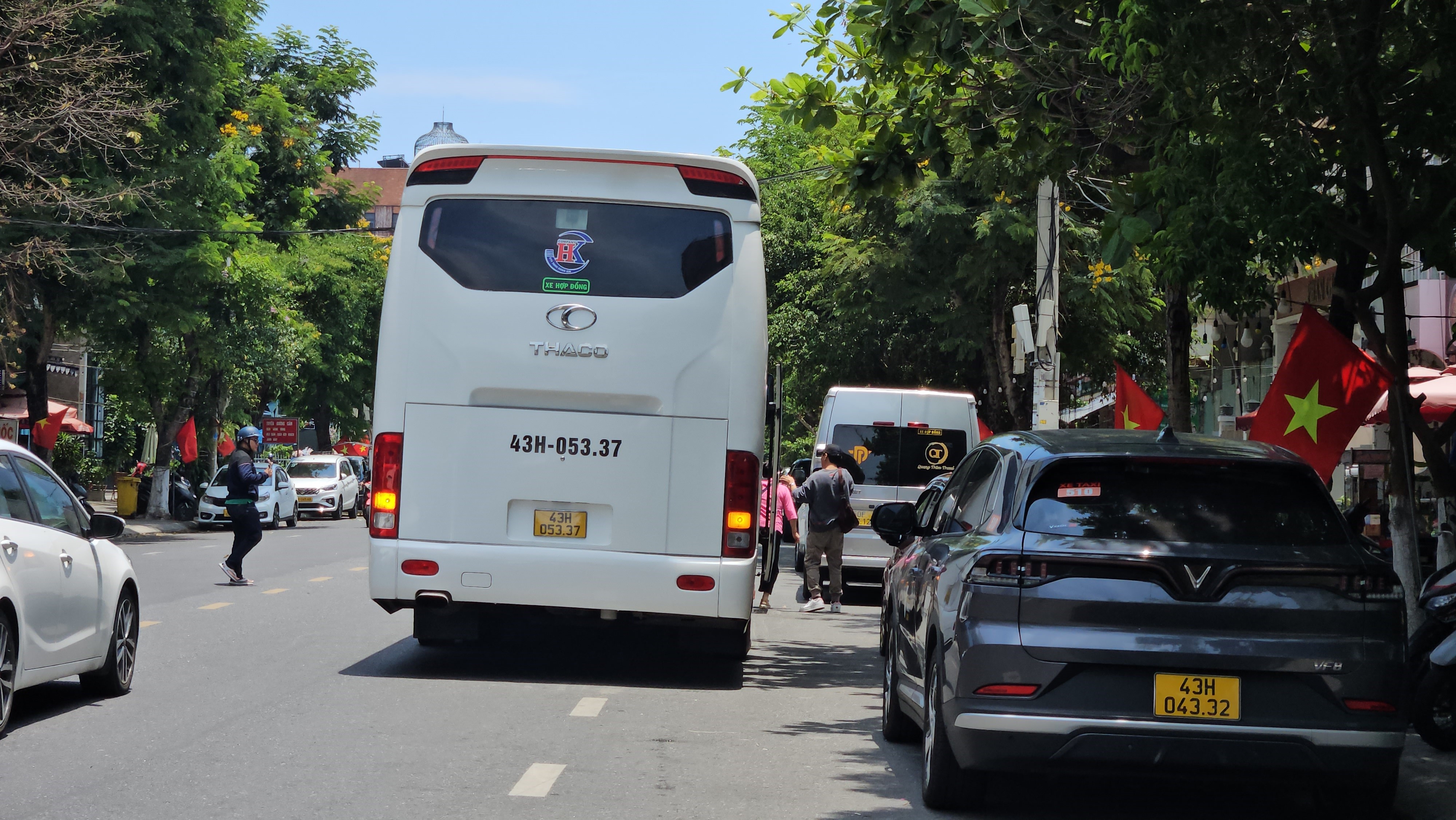 Xe du lịch đón trả khách bát nháo, chiếm lòng đường ở Đà Nẵng