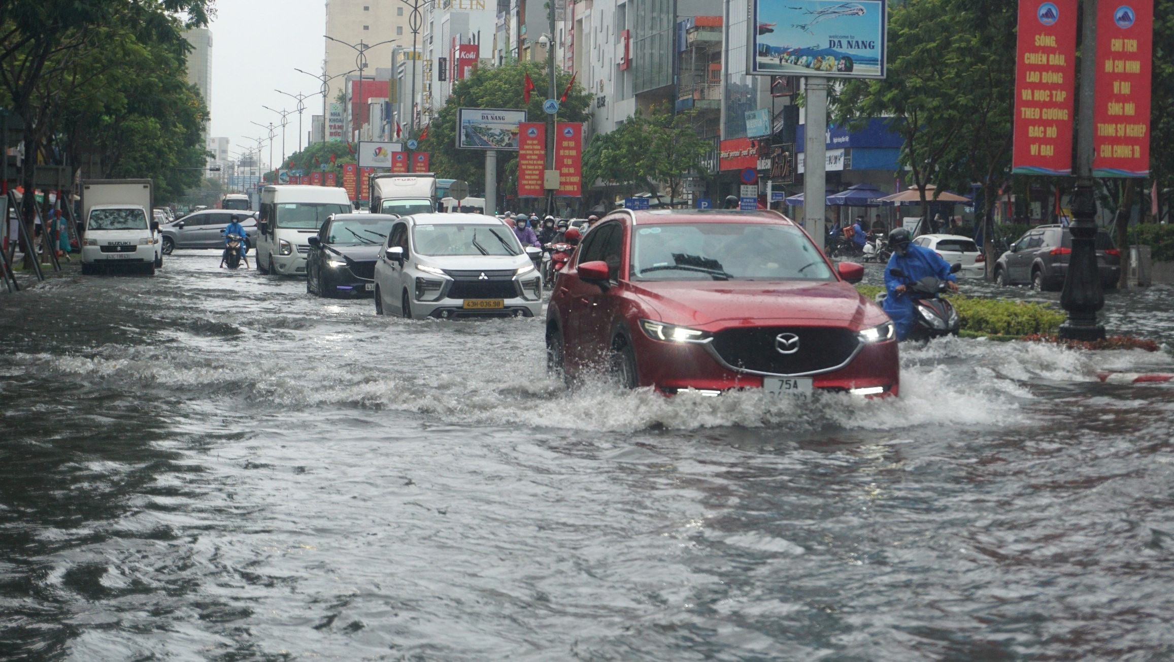 Mưa lớn gây ngập nhiều tuyến đường ở Đà Nẵng, giao thông hỗn loạn